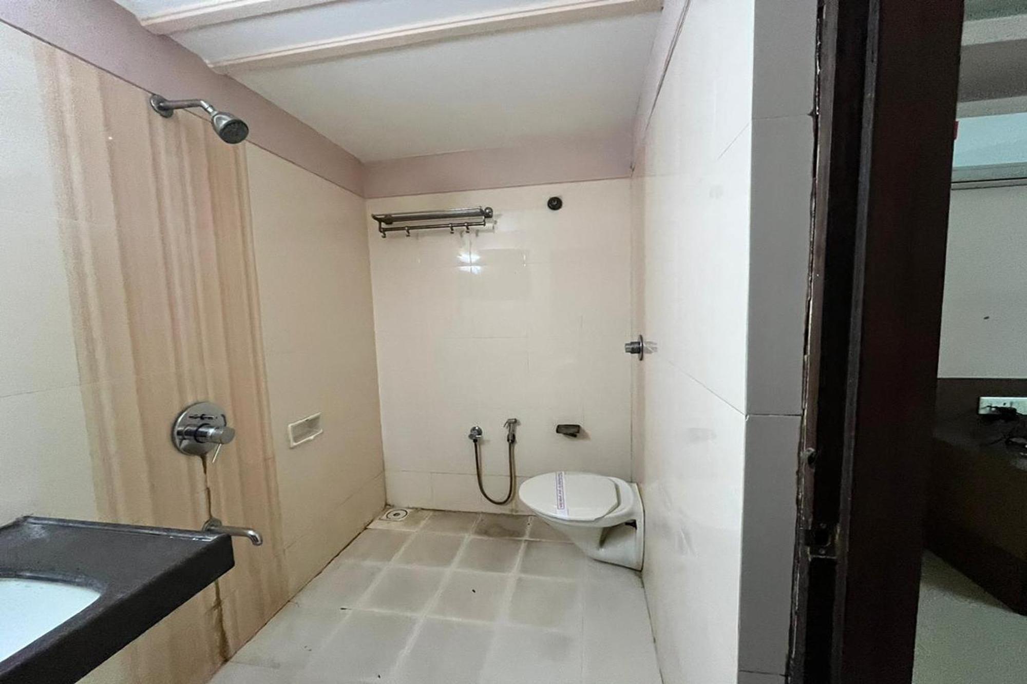 Hotel Shailly Inn 阿穆达巴 外观 照片