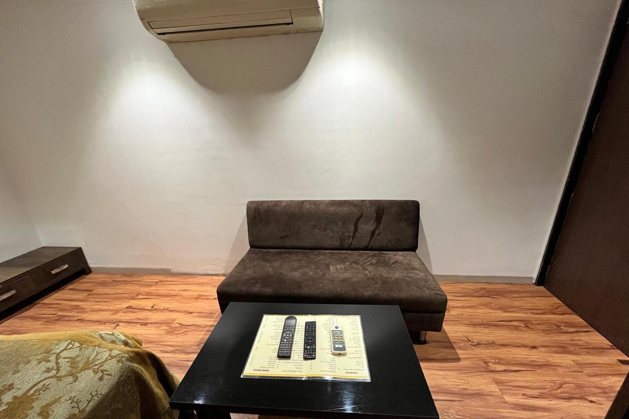 Hotel Shailly Inn 阿穆达巴 外观 照片