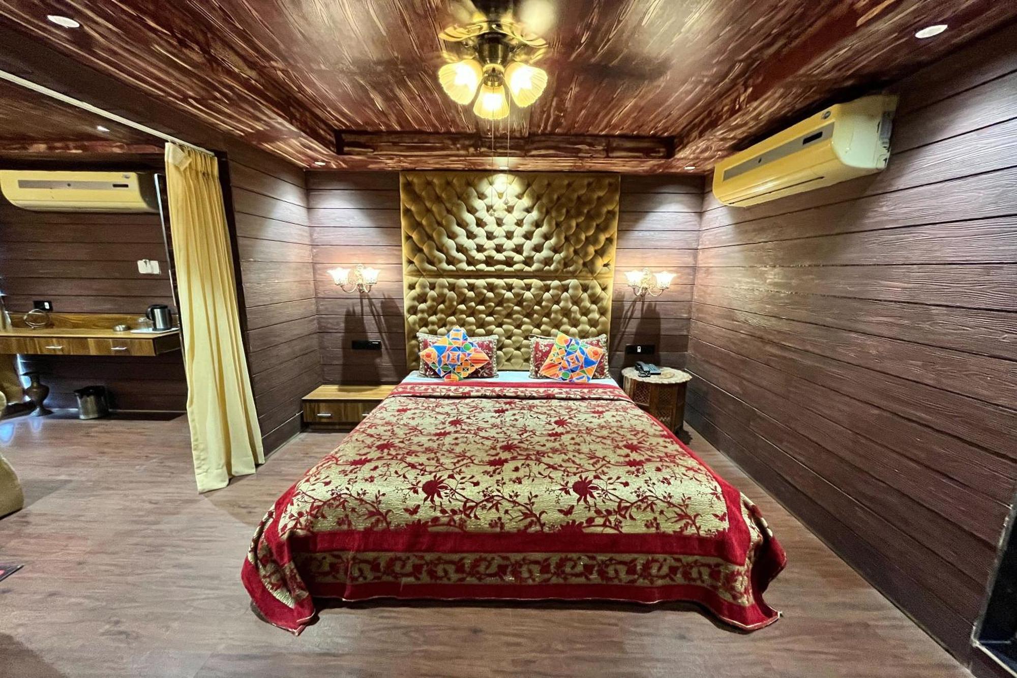 Hotel Shailly Inn 阿穆达巴 外观 照片