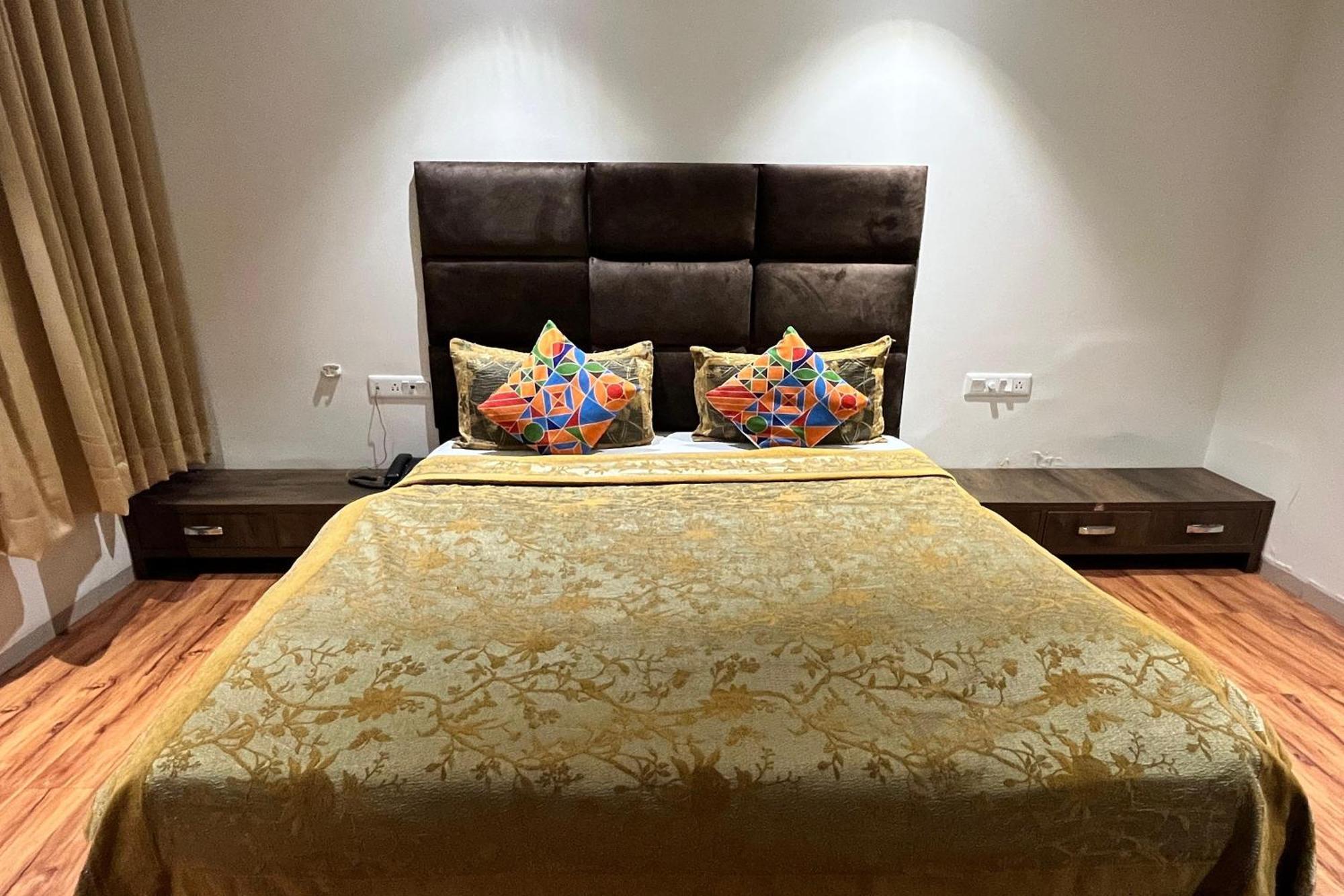 Hotel Shailly Inn 阿穆达巴 外观 照片